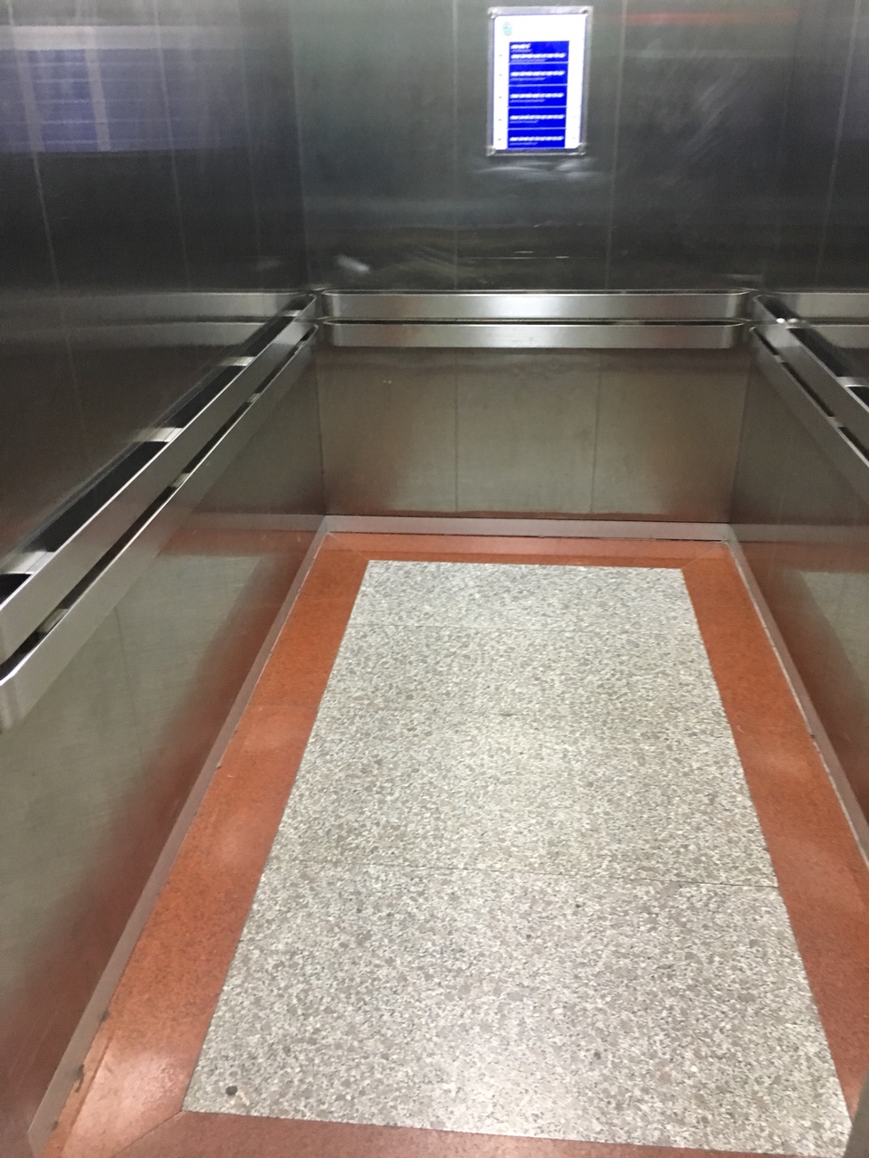 Thang máy bệnh viện 11